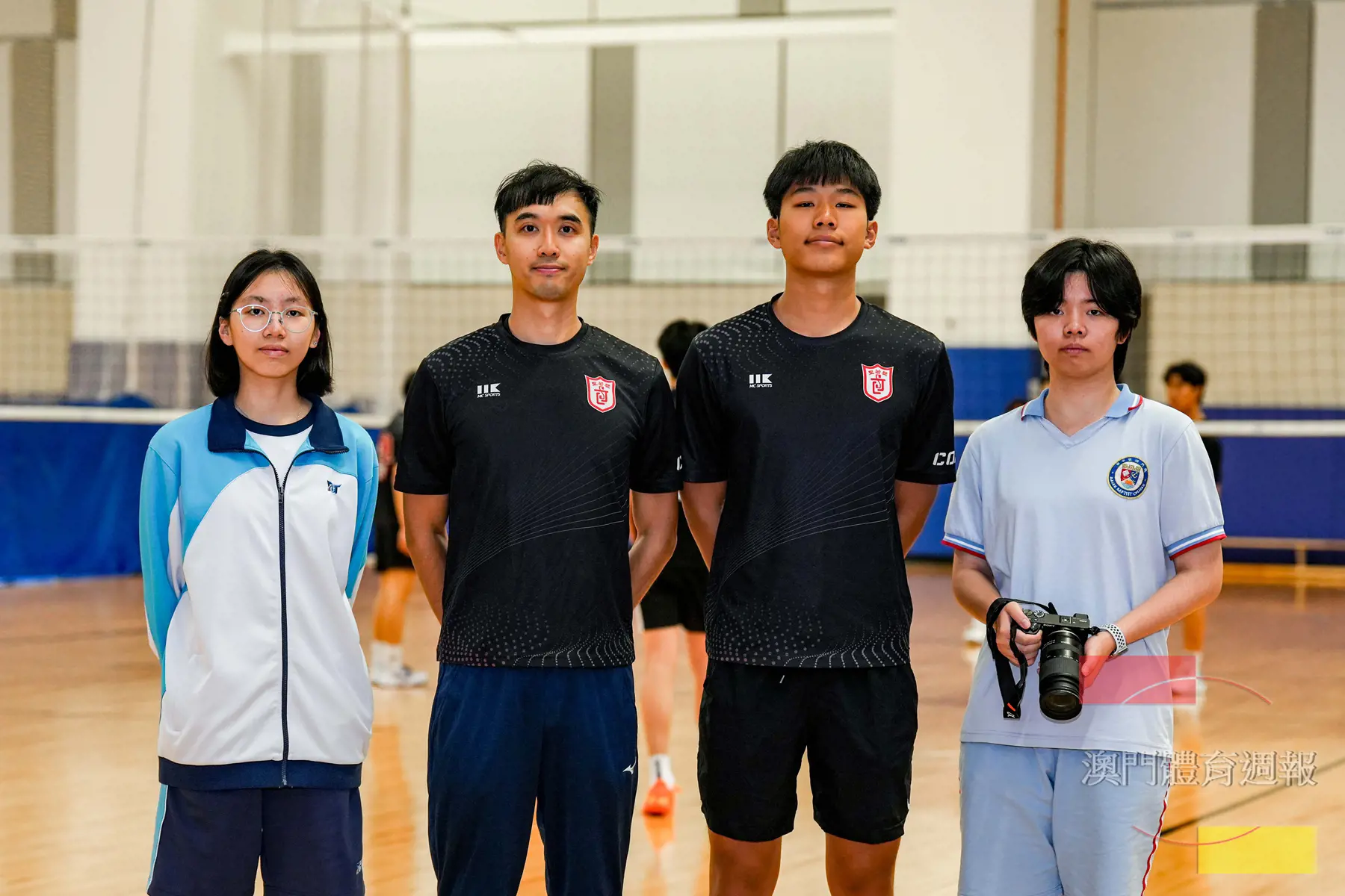稿1 氹坊及浸信的校園記者與聖五教練陳百淘（左2）、楊正濠（右2）合影.JPG